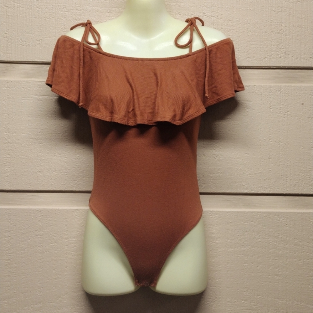 Mudd bodysuit cold shoulder top M